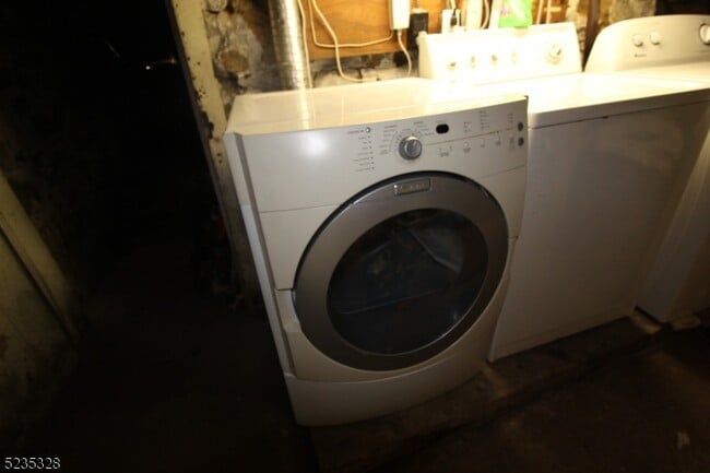 Building Photo - 28 White Meadow Ave