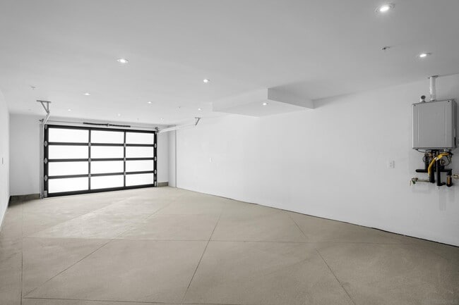 Building Photo - 246 Playa Del Norte St