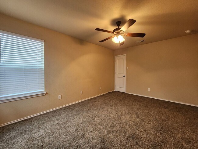 Building Photo - 3/2.5/2 Duplex / Minutes from Downtown NB & Creekside Shopping & Restaurants / Fenced in Yard /CISD