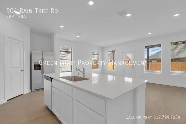 Building Photo - 904 Raintree Rd