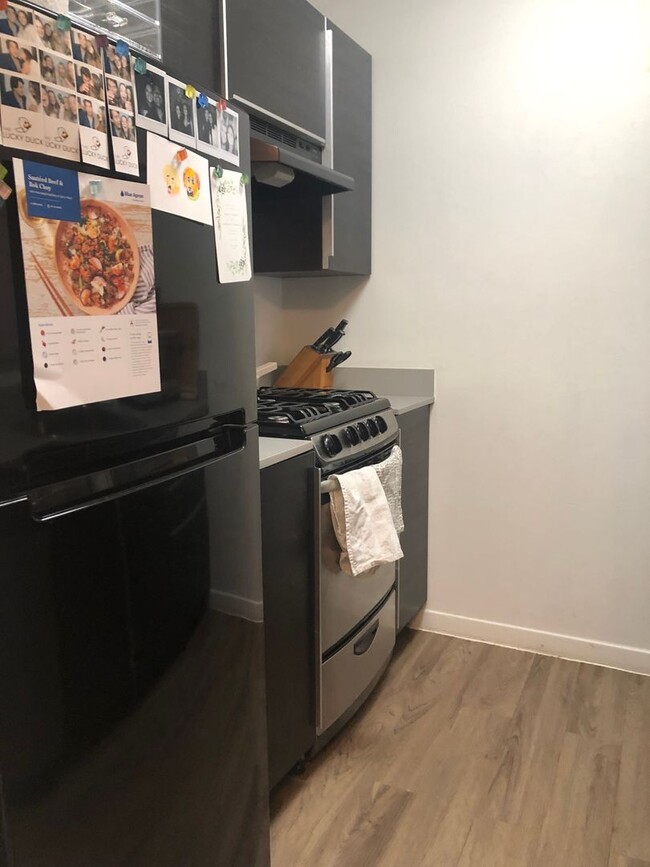Building Photo - Amazing 1 bed 1 bath with off street parking.
