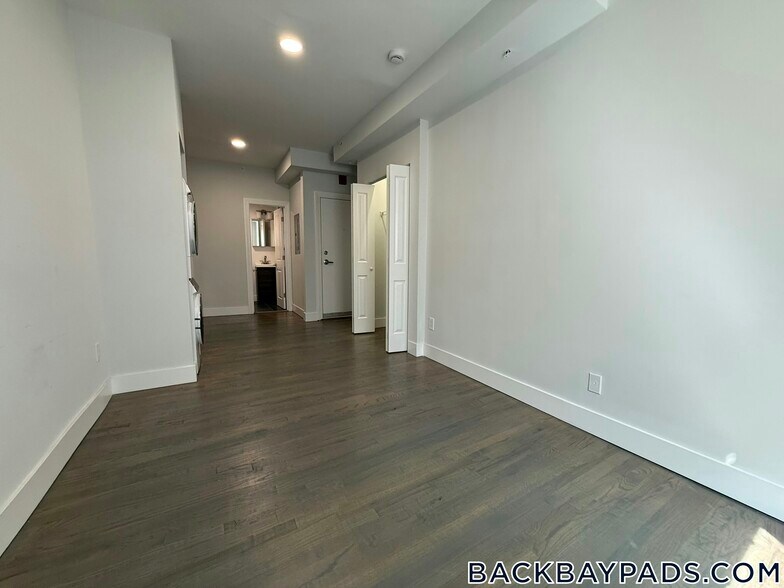 Building Photo - 270 Newbury St