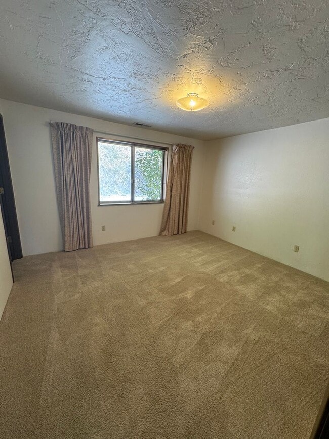 Building Photo - Canyonville 3 Bedroom 2 Bath with Garage a...