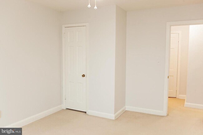 Building Photo - 1712 W Abingdon Dr