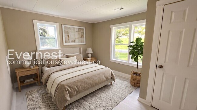 Building Photo - 3 Bed/1 Bath Home with Off-Street Parking / Available Now!