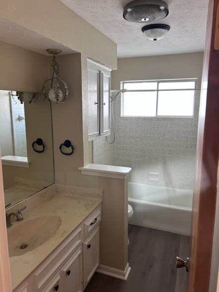 Building Photo - 902 Walnut St