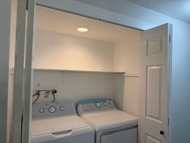 Building Photo - Beautifully Renovated 2 Bed/1.5 bath Condo Edmonds, WA. $2600/mo.