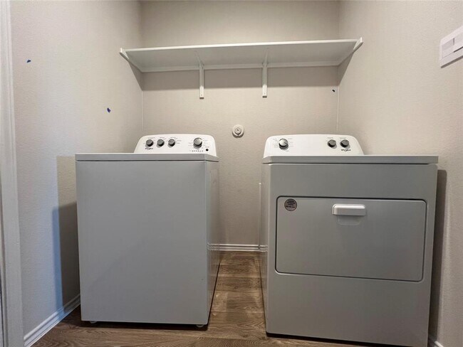 Building Photo - 221 Wirecrested Dr