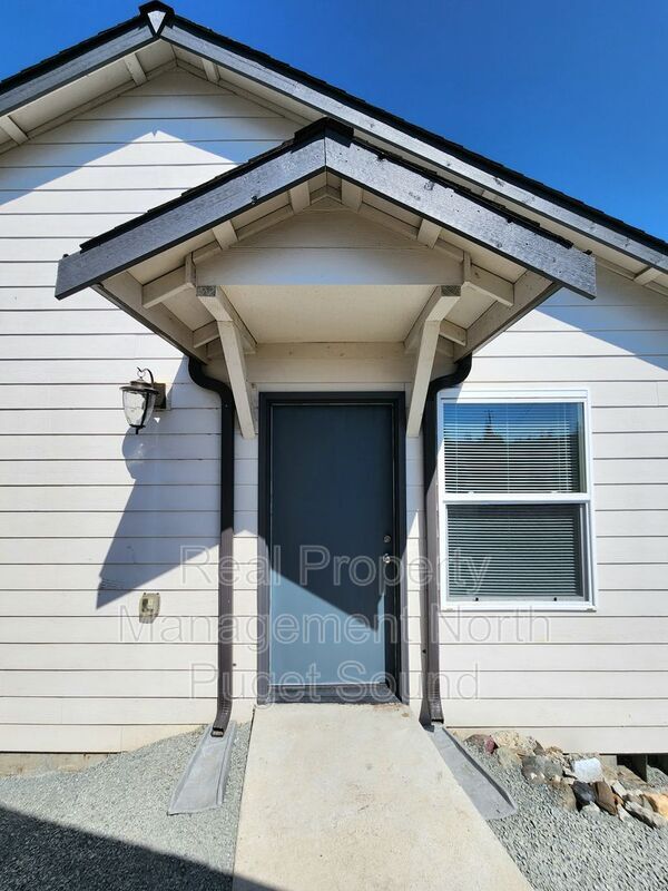 Building Photo - 112 N Gifford Ave
