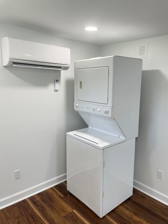 Building Photo - Newly Renovated 1 bedroom