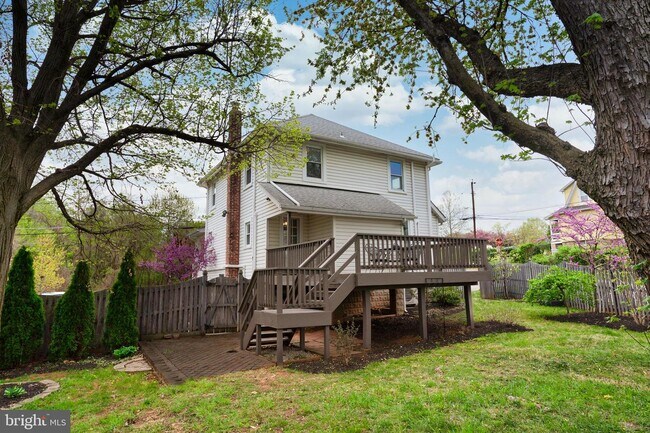 Building Photo - 201 Kenwood Ave