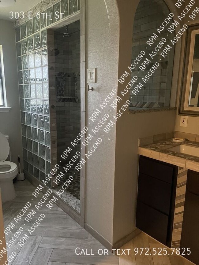 Building Photo - 303 E 6th St