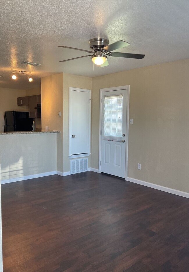 Building Photo - AVAILABLE NOW!