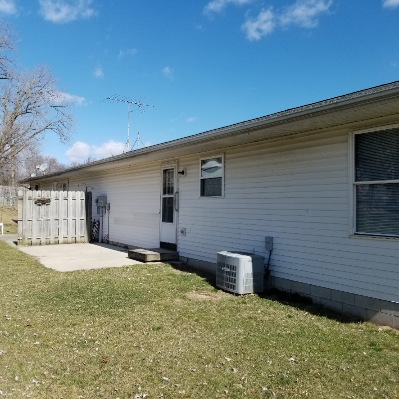 Building Photo - 1112 Oakview Dr