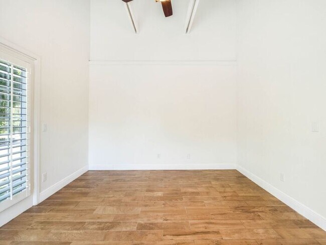 Building Photo - Charming 1/1 condo near Lake Virginia