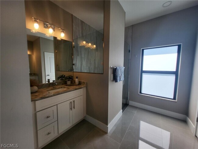 Building Photo - 654 NE 5th Pl