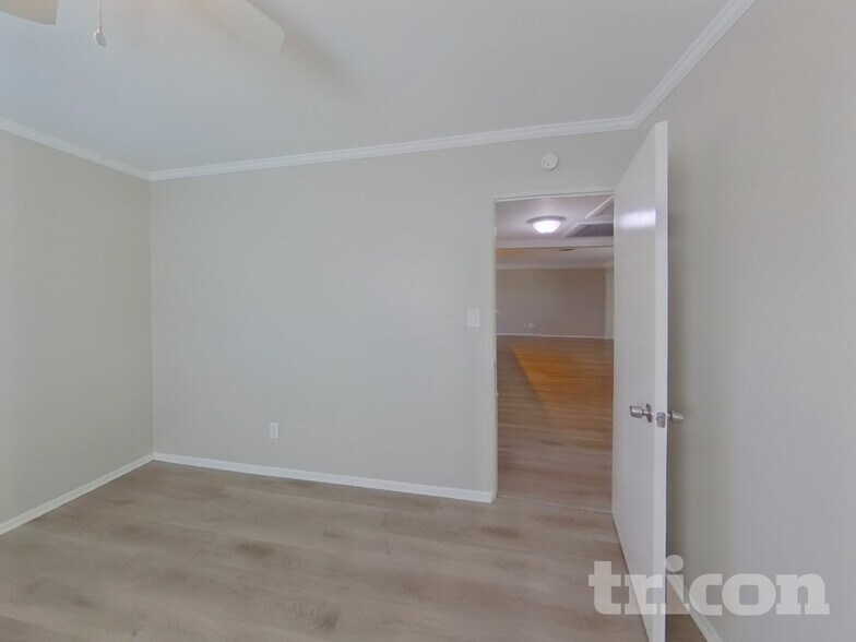 Building Photo - 6630 17th Ln N