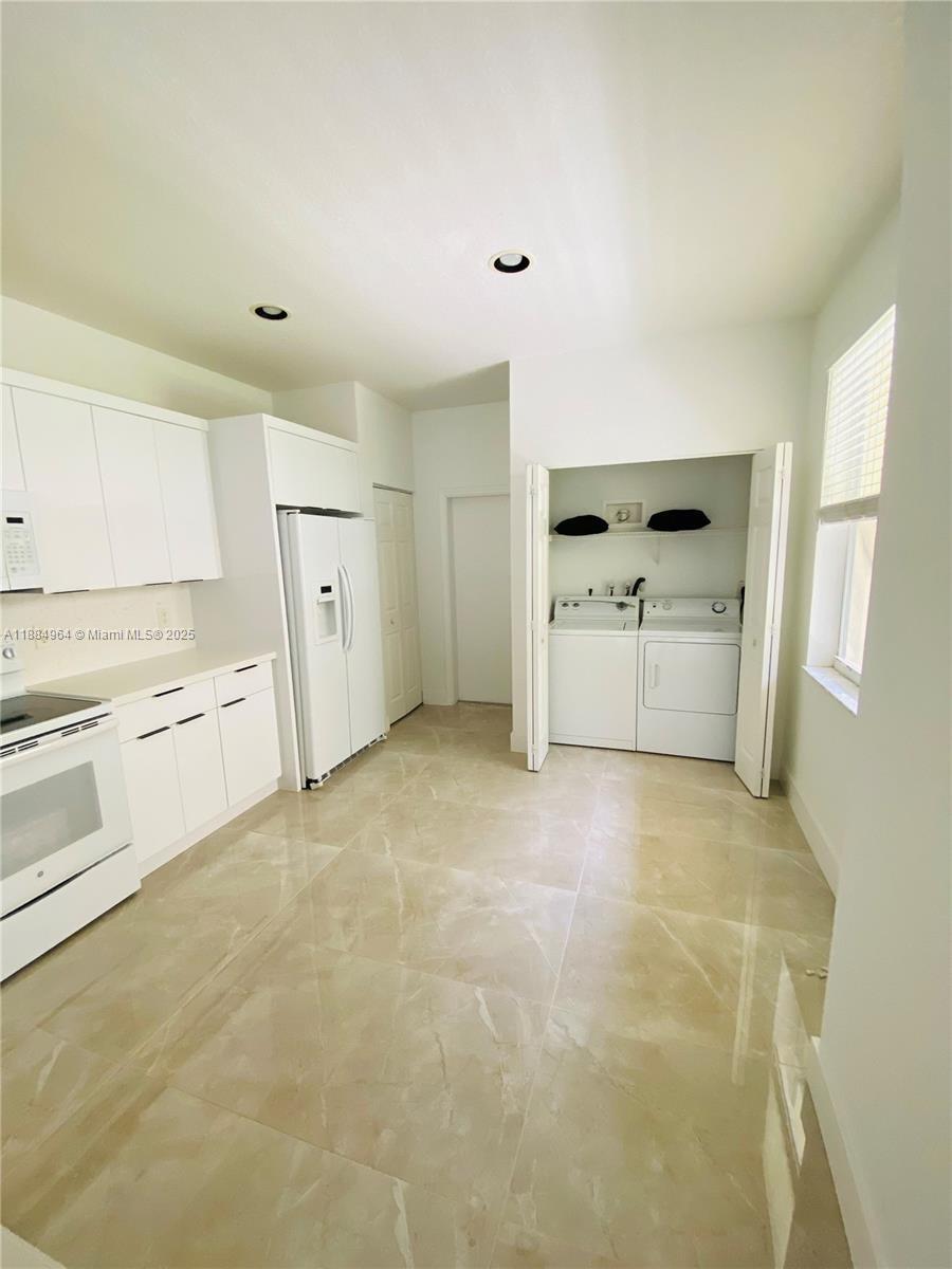 Building Photo - 2433 Pasadena Way