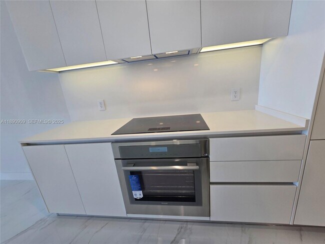 Building Photo - 700 NE 24th St