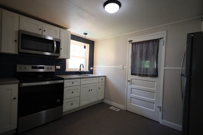 Building Photo - 18 Belle Plaine Ave