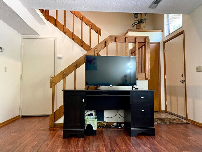 Building Photo - 1375 Rydalmount Rd