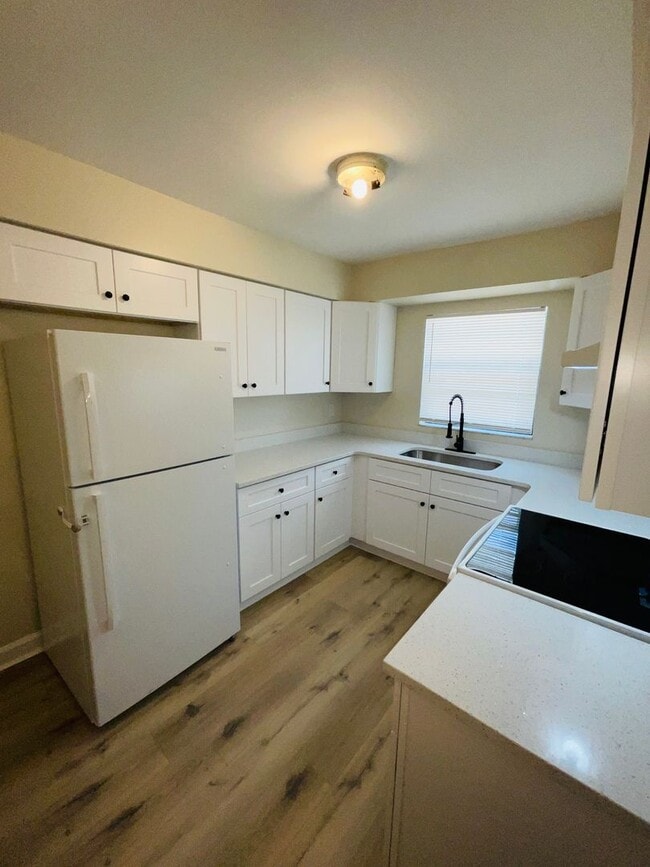 Building Photo - 3/2 End Unit - Triplex