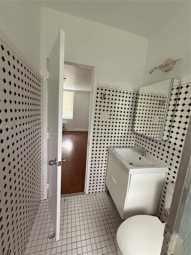 Building Photo - 10281 E Bay Harbor Dr