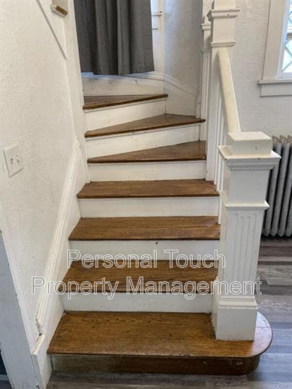 Building Photo - 1026 N University Dr
