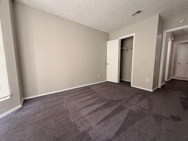 Building Photo - 3 bed 2 bath in Decatur!