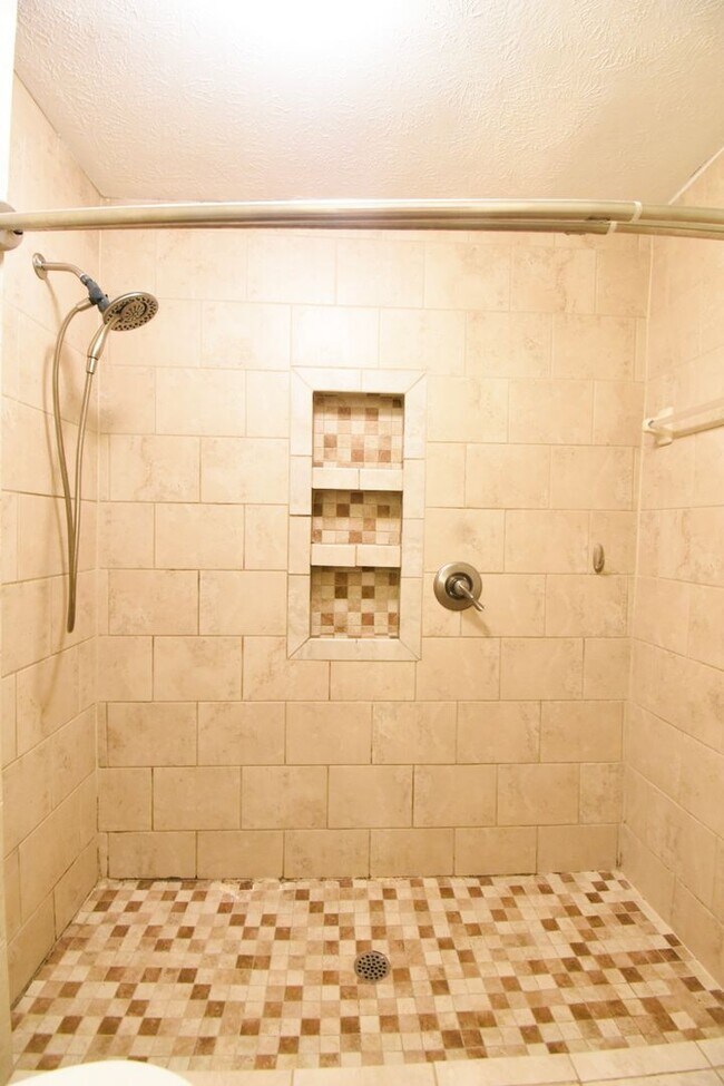 Building Photo - 3 Bedroom 2 Bathroom Home- Pets Considered