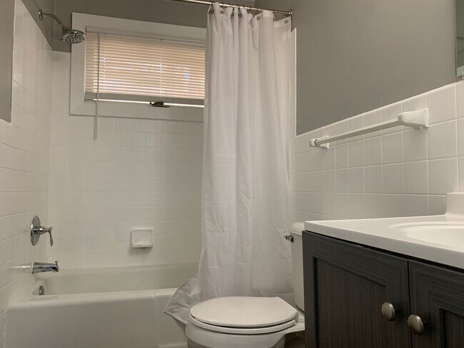 Building Photo - Wonderful 3 Bedroom 1 Bathroom Townhome in...