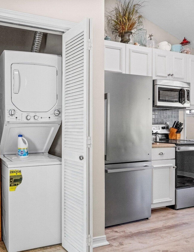 Building Photo - 220 Sundial St