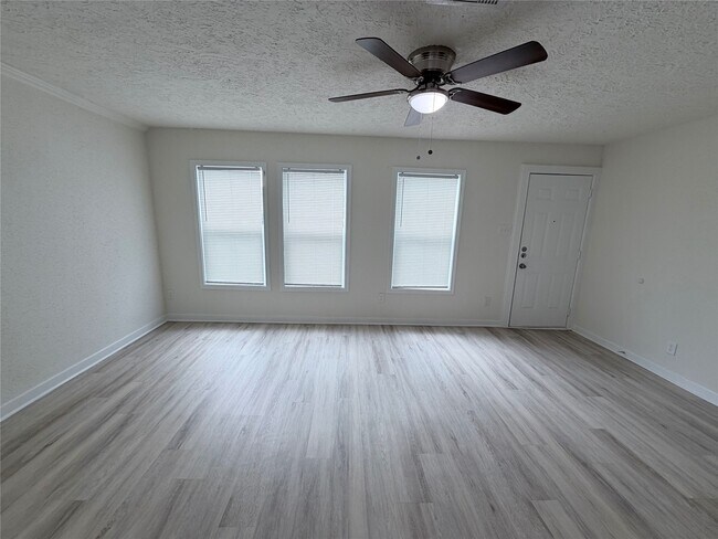 Building Photo - 1112 3rd St