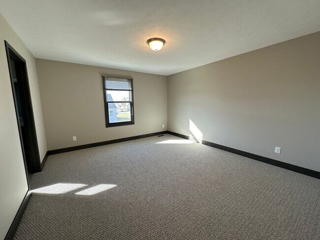 Building Photo - Newer Build - Four Bedroom Duplex in Caledonia!