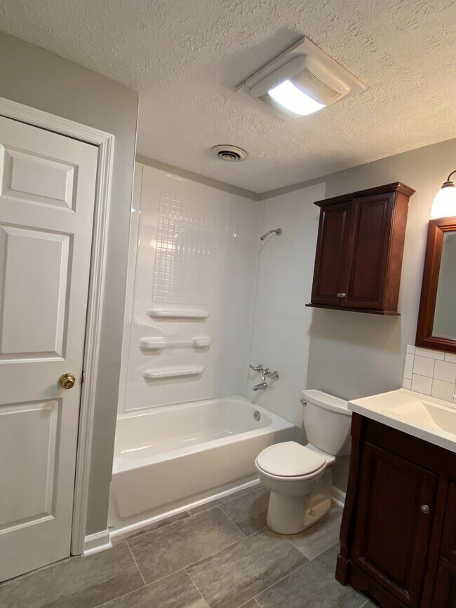 Building Photo - Spacious 3 Bedrooms Located in Hermitage /...