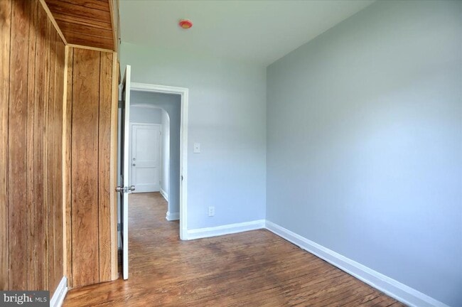 Building Photo - 1323 N Kenwood Ave