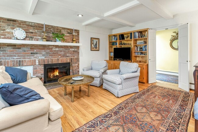 Building Photo - 261 Linden Tree Rd