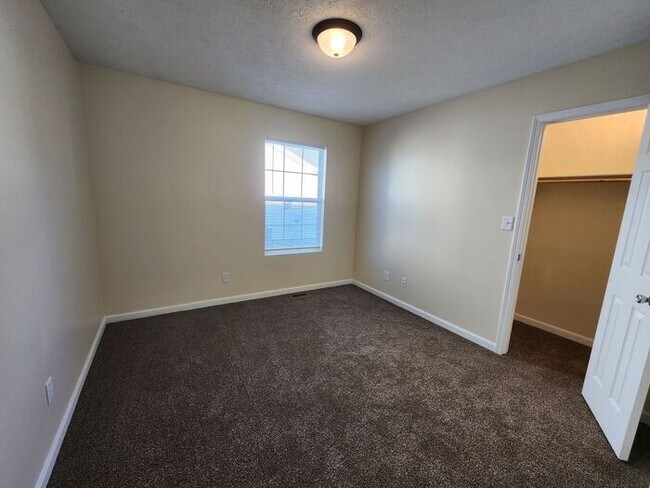 Building Photo - Large 5 Bedroom Home & Pets Welcome*