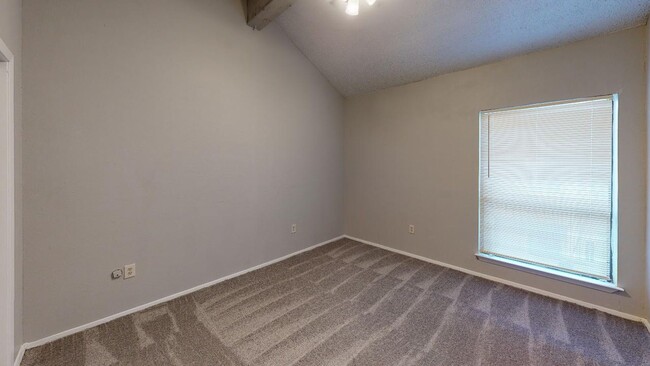 Building Photo - Charming Second Floor Unit In Dallas!