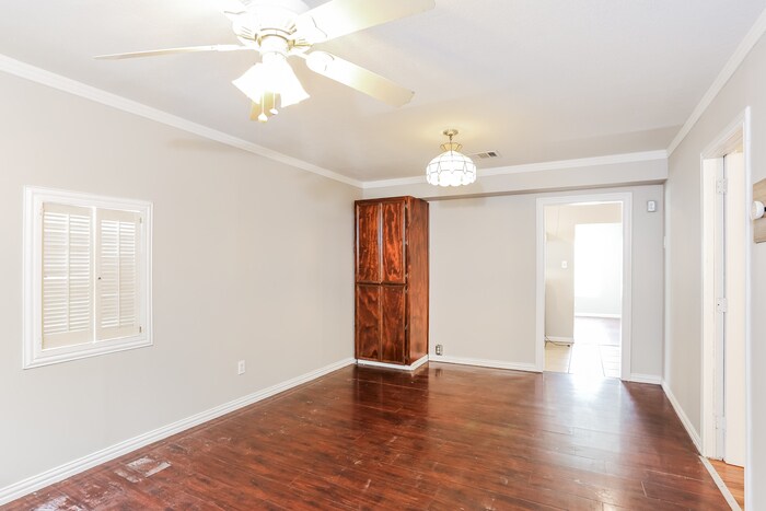 Building Photo - 8914 Cardella Ave