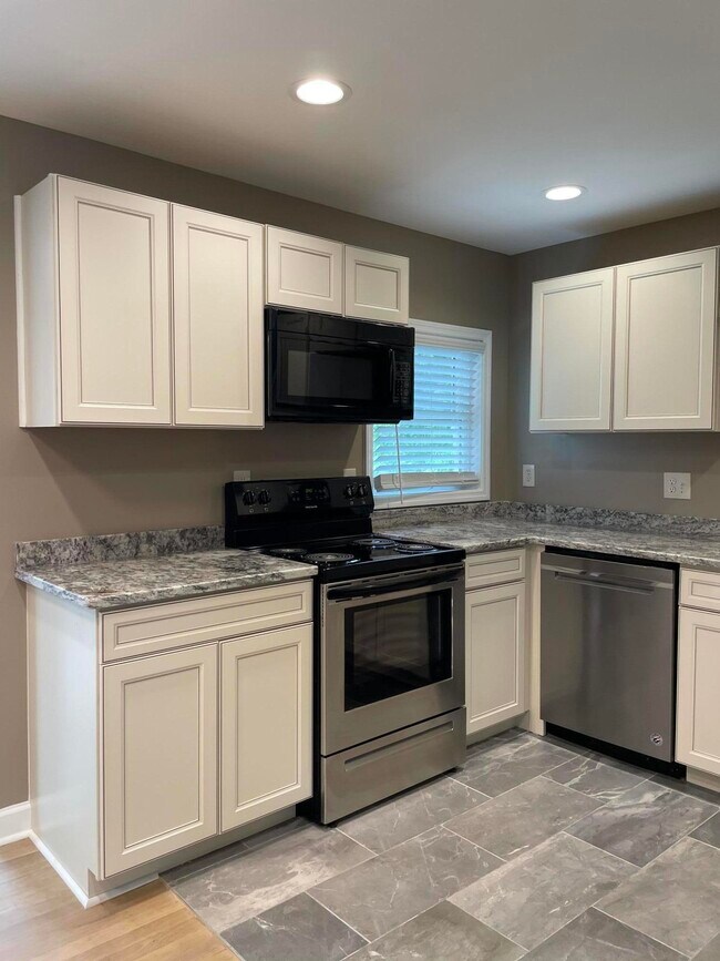 Building Photo - 3421 Holwyn Rd