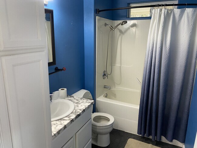 Building Photo - 348 Cockle St SW