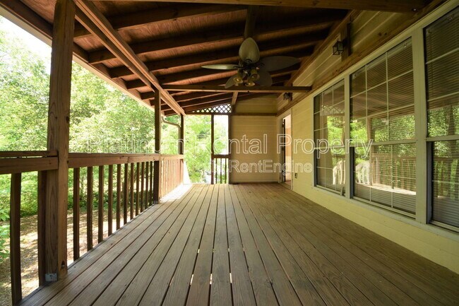 Building Photo - 950 Hillary Ln