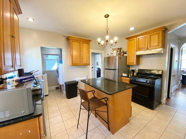 Building Photo - NO FEE - MISSION HILL 4 BED W/ LAUNDRY IN UNIT