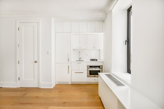 Building Photo - 225 W 23rd St