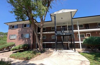 Building Photo - 3 Bedroom 2 Bathroom Condo Near Leetsdale ...