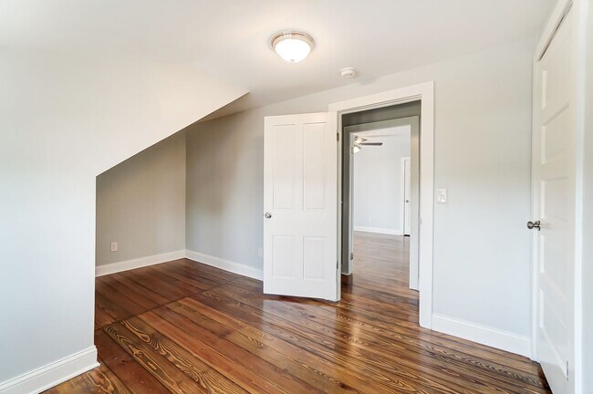 Building Photo - Spacious 3 Bedroom in Hamilton!