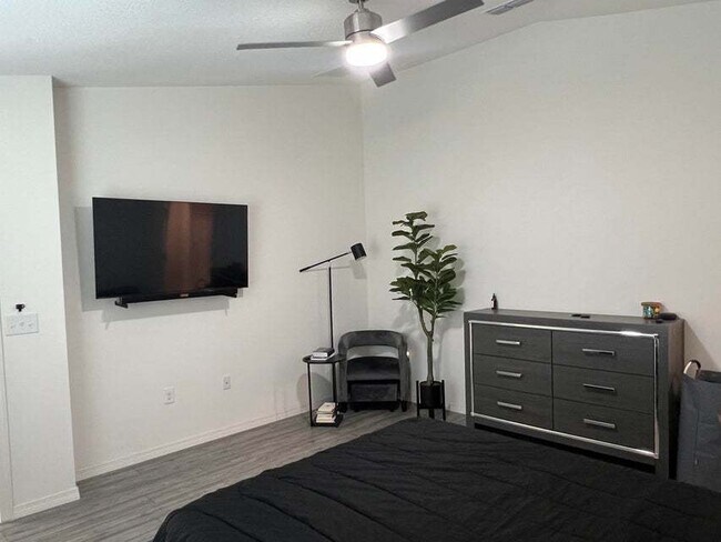 Building Photo - Beautiful open floorplan, split bedrooms, granite counter tops, inside laundry, built 2021. Vault...