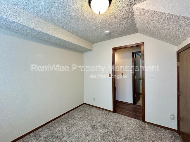 Building Photo - 875 N Gossett Pl
