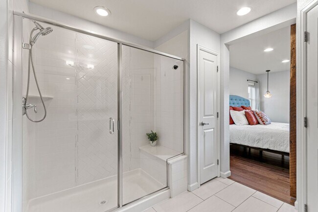 Building Photo - Modern Living. Unforgettable Views 5 bedroom / 5 bathrooms in the desirable Candelas community
